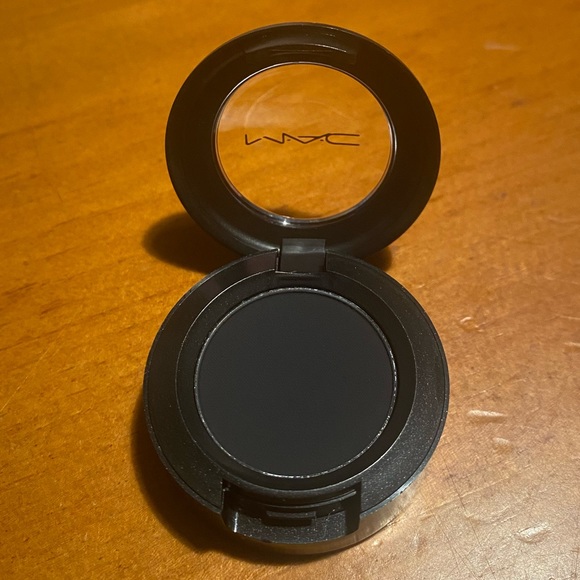 MAC Matte Eye Shadow Carbon - Picture 5 of 16